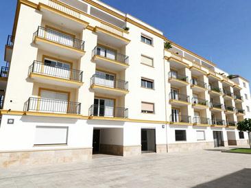 Edificio de pisos con balcones bajo un cielo azul, imagen de ambiente creada con IA