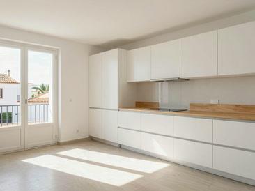 Cocina blanca con encimera de madera y luz natural, imagen de ambiente creada con IA